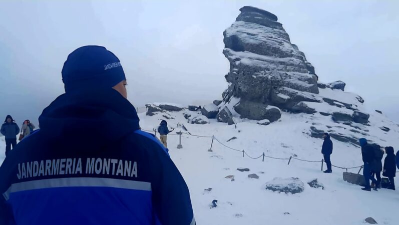 Sfaturi de la jandarmii montani dâmbovițeni pentru turiștii care aleg să meargă la munte de Ziua Sfinxului Astăzi, 28 noiembrie, de Ziua Sfinxului, jandarmii de la Postul Montan Peștera vor fi prezenți pe traseele din Masivul Bucegi pentru a