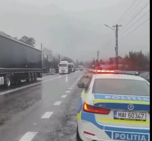 Atenționare importantă din partea Poliției Dâmbovița: Șoferii sunt obligați să echipeze corect autovehiculele pentru sezonul rece Poliția Județeană Dâmbovița le reamintește tuturor conducătorilor auto că, în această perioadă a anului, echiparea corespunzătoare