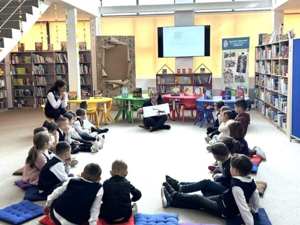 Magia poveștilor la Biblioteca Județeană Dâmbovița Ieri, 5 noiembrie 2024, Filiala pentru Copii a Bibliotecii Județene Dâmbovița a fost locul unde imaginația prindea viață în cadrul programului