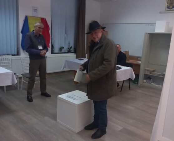 Gabriel Dănuț Sandu, primarul comunei Voinești, a fost unul dintre primii cetățeni care au trecut pragul secției de votare