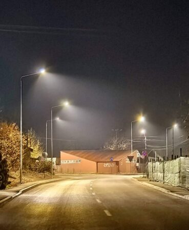 Strada Cornel Popa, una dintre cele mai noi arterele din Târgoviște, se bucură acum de un sistem modern de iluminat public.