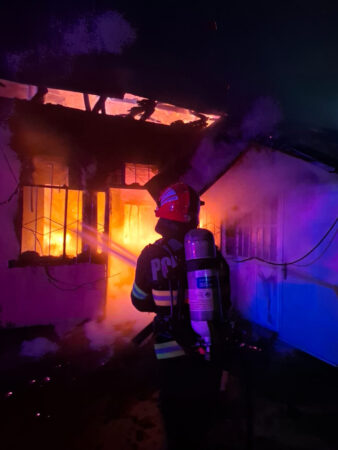 Seara trecută, pompierii de la Detașamentul Titu au fost solicitați să intervină pentru stingerea unui incendiu izbucnit într-o locuință din localitatea Sălcioara.