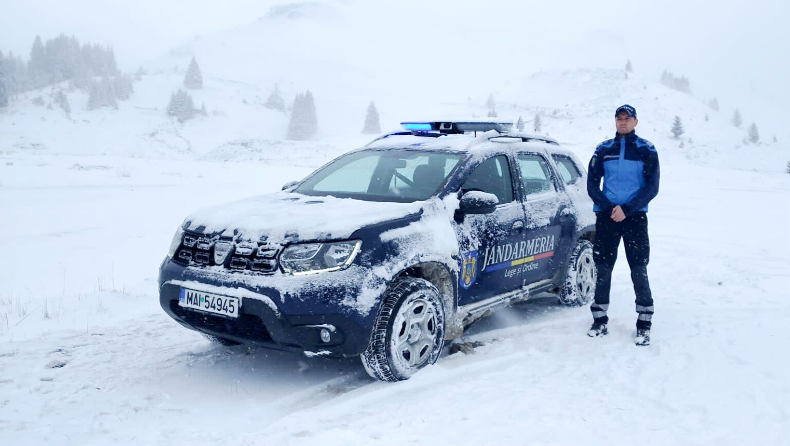 În această perioadă, zona montană Padina-Peștera din județul Dâmbovița se confruntă cu un viscol puternic, iar jandarmii montani din Dâmbovița