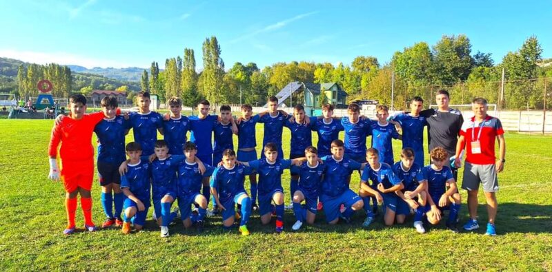 Campionatul Juniori U15 continuă să aducă meciuri electrizante, iar în ultima rundă, echipele gazdă au dat lovitura, cu Vișina și Titu