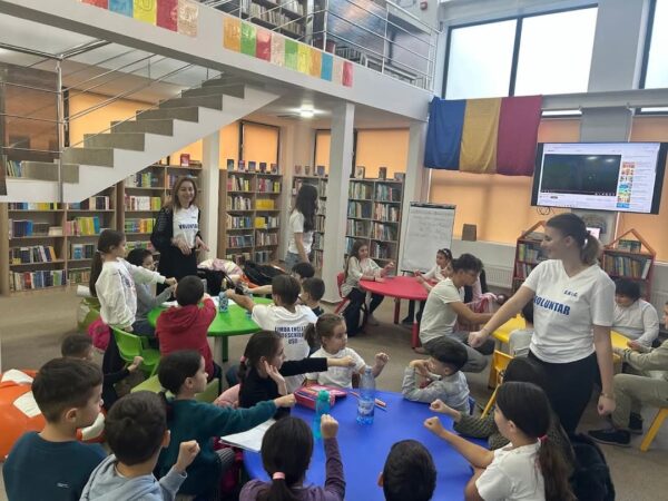  Filiala pentru copii a Bibliotecii Județene Dâmbovița a găzduit o nouă  întâlnire specială sub motto-ul „Limba engleză deschide uși!”