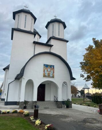 Biserica Parohiei Viișoara va fi târnosită pe 10 noiembrie 2024 Duminică, 10 noiembrie 2024, va avea loc slujba de târnosire a bisericii Parohiei Viișoara, cu hramul „Sfânta Treime”, din satul Viișoara, comuna Ulmi, județul Dâmbovița. Înaltpreasfințitul Părinte Arhiepiscop și Mitropolit Nifon va săvârși această slujbă solemnă. Biserica, construită între anii 2006 și 2024, la inițiativa Înaltpreasfințitului Nifon, are formă de cruce și este prevăzută cu o turlă principală deasupra naosului și două turle mai mici deasupra pronaosului. Pictura bisericii a fost realizată între 2020 și 2023, folosind tehnica a secco. Lucrările de construire și înfrumusețare au fost realizate prin efortul preoților Știrbescu Ion (2006-2017) și Chivulescu Dumitru (2017-2024), cu sprijinul Arhiepiscopiei Târgoviștei, al Secretariatului de Stat pentru Culte, al Consiliului Județean Dâmbovița, al Consiliului Local al Comunei Ulmi și al altor donatori. Credincioșii sunt invitați să participe la acest eveniment duhovnicesc începând cu ora 8.00, iar toți cei care doresc vor putea să se închine și să intre în Sfântul Altar pe parcursul zilei.