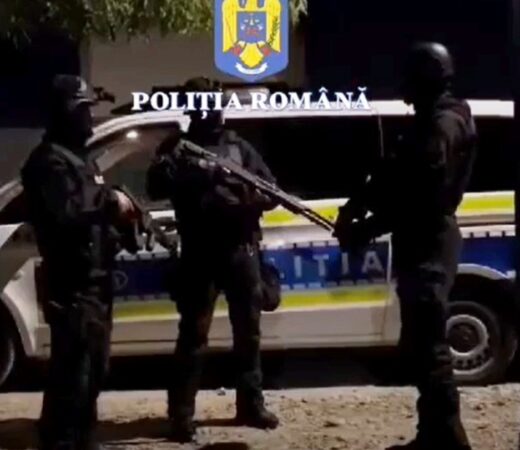 Polițiștii dâmbovițeni au derulat o acțiune de amploare în urma căreia au reținut doi bărbați, cu vârste de 23 și 50 de ani