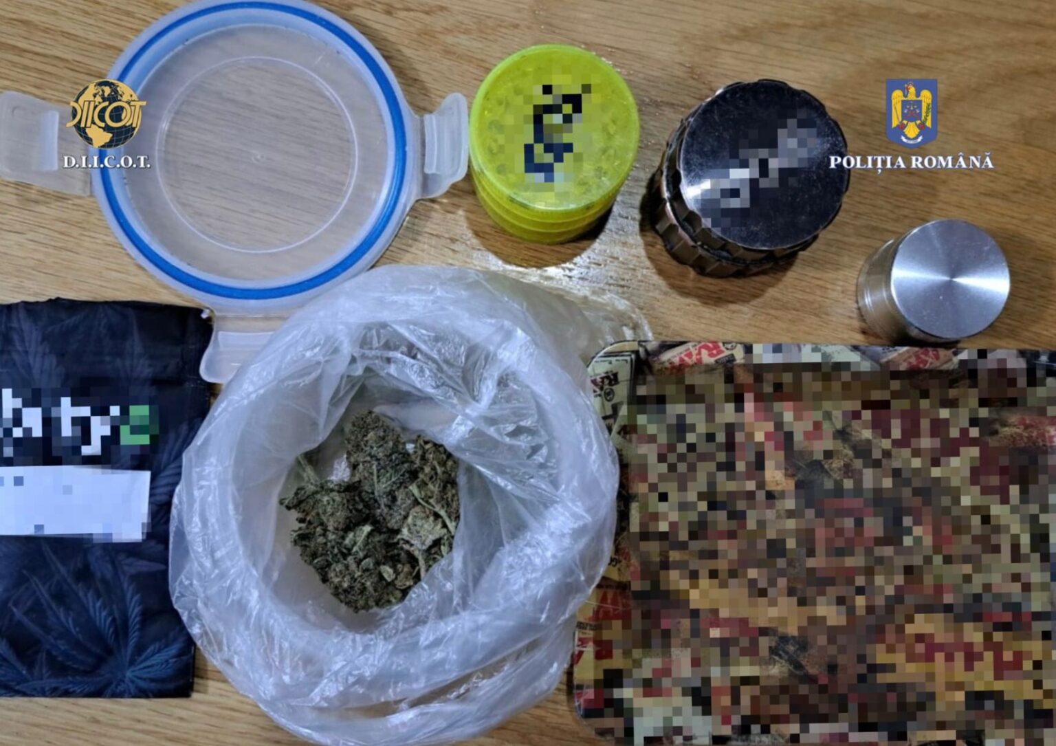 Percheziții la traficanții de droguri din Dâmbovița Polițiștii Serviciului de Combatere a Criminalității Organizate Dâmbovița, împreună cu procurorii Direcției de Investigare a Infracțiunilor de Criminalitate