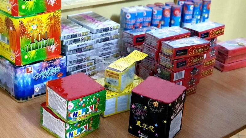 Începând cu această perioadă a anului, petardele și artificiile fac parte din atmosfera sărbătorilor de iarnă, însă autoritățile trag