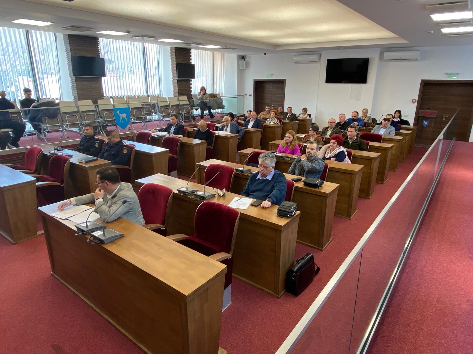Prefectul județului Dâmbovița, Emilian Rusu, a condus ședința ordinară a Colegiului Prefectural, unde au fost discutate subiecte esențiale pentru comunitatea locală.