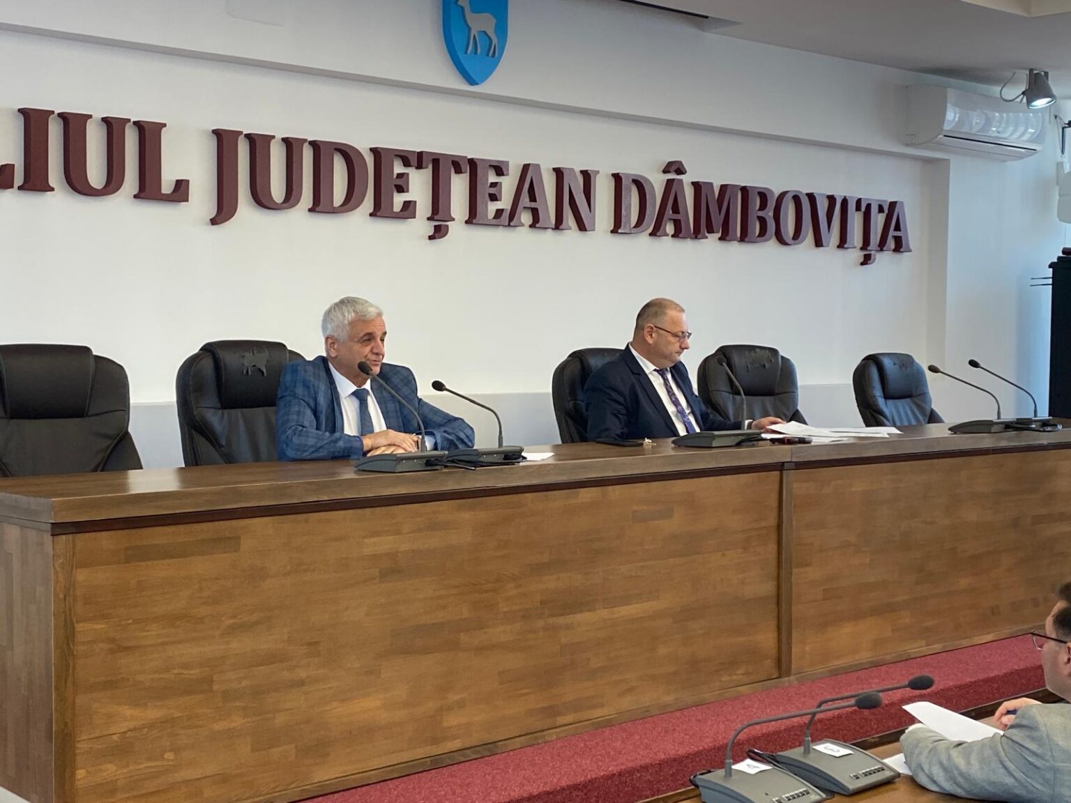 Prefectul județului Dâmbovița, Emilian Rusu, a condus ședința ordinară a Colegiului Prefectural, unde au fost discutate subiecte esențiale pentru comunitatea locală.