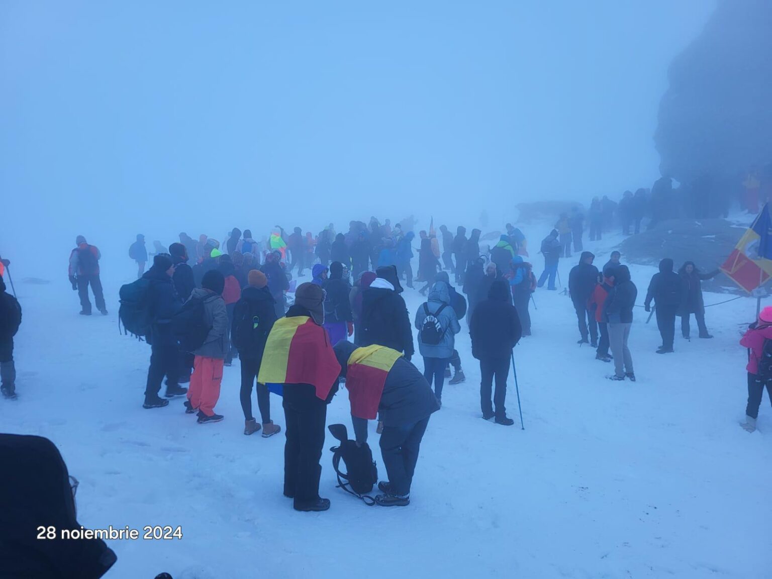 Ieri,  28 noiembrie, Platoul Bucegi a fost din nou martorul unui fenomen fascinant, când mii de turiști au urcat în speranța