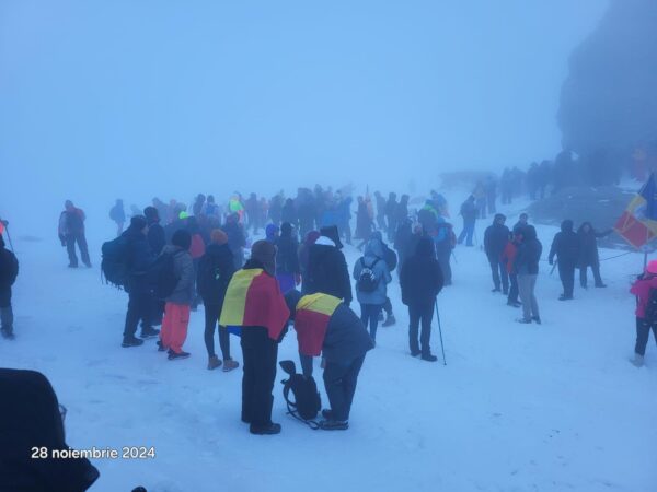 Mii de turiști, atrași de legenda Sfinxului, au înfruntat vremea capricioasă pe Platoul Bucegi Ieri, 28 noiembrie, Platoul Bucegi a fost din nou martorul unui fenomen fascinant, când mii de turiști au urcat în speranța