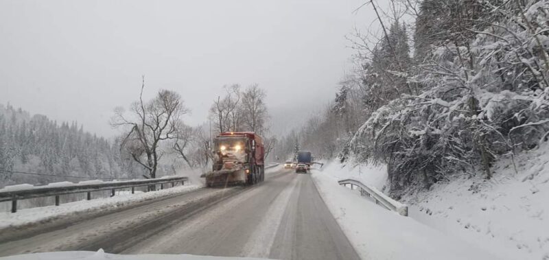 În unele zone ale țării, ninge abundent și viscolește, iar condițiile meteo pot pune în pericol siguranța călătorilor.