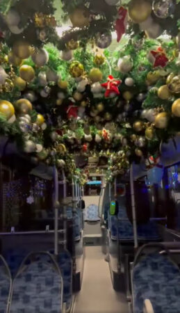 Târgoviștenii au parte de o surpriză de neuitat în această perioadă a anului: autobuzul magic al lui Moș Crăciun, care circulă prin oraș