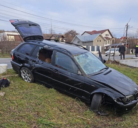Un accident rutier a avut loc în localitatea Valea Voievozilor, unde o mașină s-a răsturnat. La fața locului au intervenit prompt echipele de salvatori din cadrul