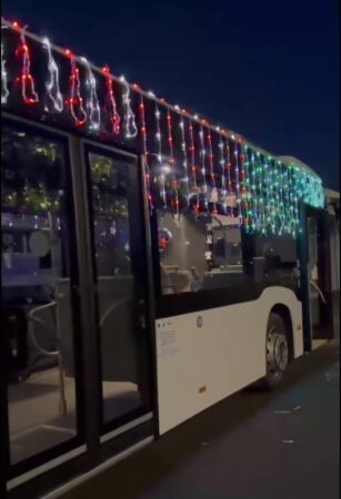 Crăciunul este în aer, iar spiritul sărbătorilor este mai viu ca niciodată în Târgoviște! Nu ratați o plimbare de poveste cu Autobuzul lui Moș Crăciun