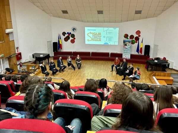 Amfiteatrul „George Enescu” al Liceului de Arte „Bălașa Doamna” din Târgoviște a fost gazda evenimentului de lansare a proiectului educațional „Sigur pentru copilul singur”.