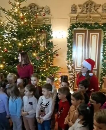 Primăria Târgoviște s-a transformat într-un loc plin de magie și căldură în această săptămână, datorită evenimentului „Săptămâna Colindătorilor”.