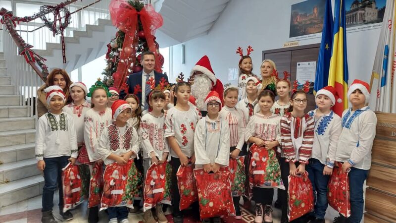 Ieri, la CJ Dâmbovița, colindele au răsunat cu putere, aducând o atmosferă magică și o energie pozitivă care a umplut fiecare colț al instituției.