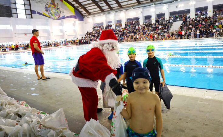 La Complexul Turistic de Natație din Târgoviște, magia sărbătorilor a fost la ea acasă, adunând un număr impresionant de 924 de copii înotători la Cupa Moș Crăciun.