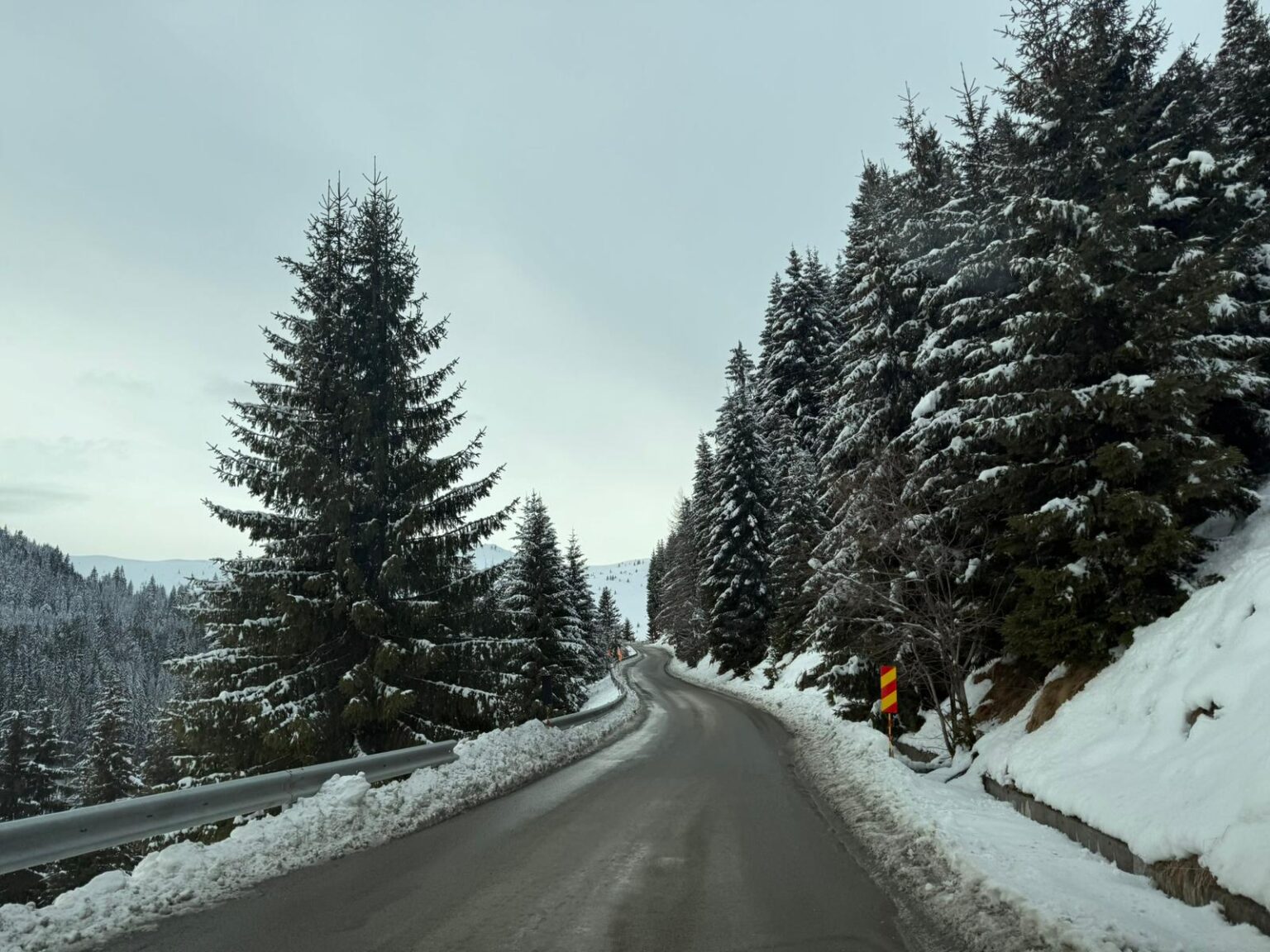 Autoritățile județene au decis să adopte măsuri de precauție pentru a proteja siguranța cetățenilor și a infrastructurii rutiere.