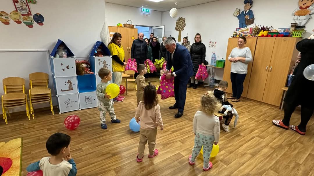 Orașul Găești a fost cuprins de magie și zâmbete, grație vizitei speciale a lui Moș Nicolae și a spiridușului său de nădejde