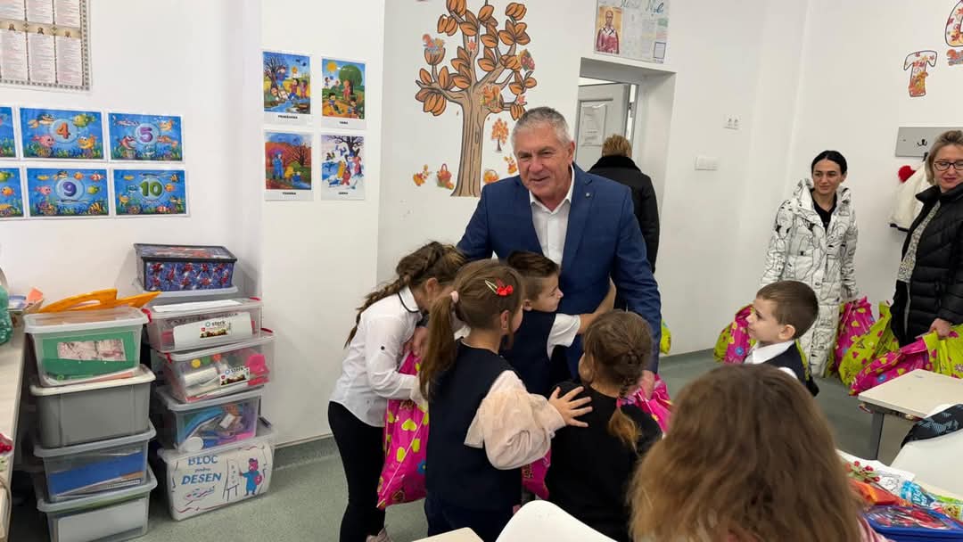 Orașul Găești a fost cuprins de magie și zâmbete, grație vizitei speciale a lui Moș Nicolae și a spiridușului său de nădejde