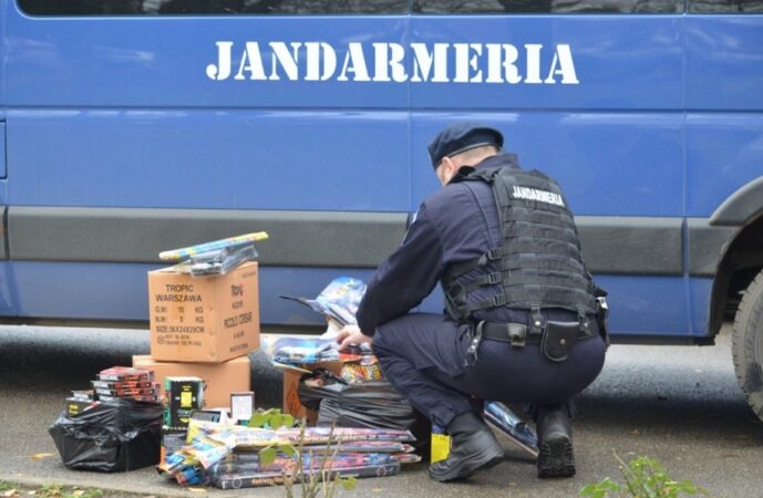 Jandarmii din Dâmbovița au depistat un bărbat în vârstă de 50 de ani care încerca să comercializeze ilegal articole pirotehnice