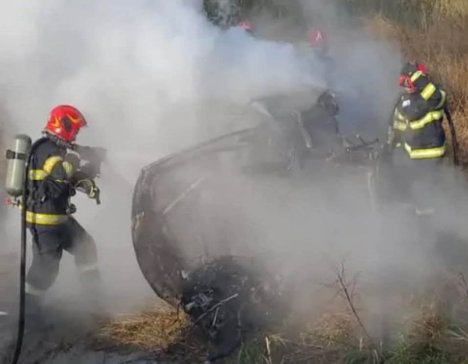 Ieri, în jurul orei 14:26, pompierii din cadrul Detașamentului Titu au fost solicitați să intervină pentru stingerea unui incendiu izbucnit la un autoturism în localitatea Podul Rizii.