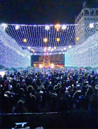 Târgoviștenii au trăit o seară de neuitat la deschiderea Târgului de Crăciun, unde magia sărbătorilor a umplut aerul de emoție și bucurie.