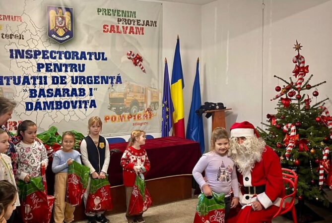 Moș Crăciun și pompierii din Dâmbovița aduc magia sărbătorilor la copii Într-o zi rece de decembrie, la Detașamentul de Pompieri Târgoviște, magia sărbătorilor a cuprins întreaga unitate. Micuții de la Școala Gimnazială