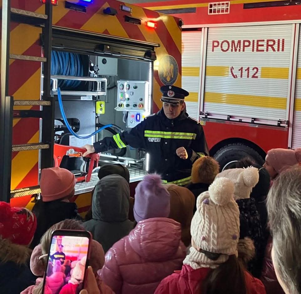 Într-o zi rece de decembrie, la Detașamentul de Pompieri Târgoviște, magia sărbătorilor a cuprins întreaga unitate. Micuții de la Școala Gimnazială