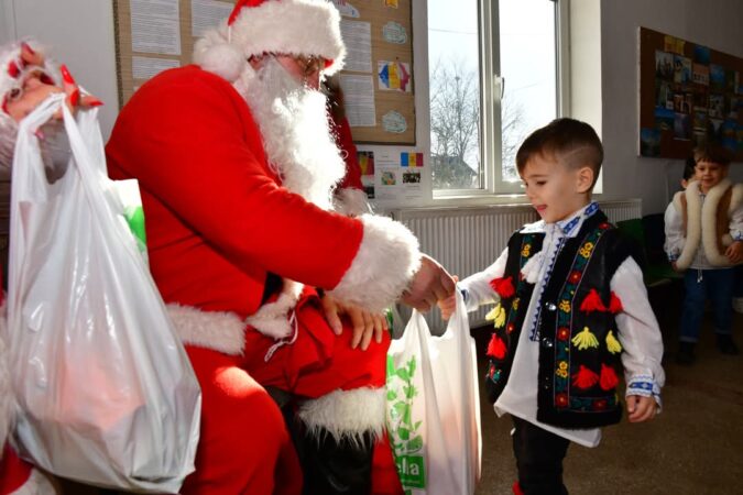 Moș Crăciun a continuat tradiția și anul acesta, aducând magia sărbătorilor în toate instituțiile de învățământ din Răcari. 