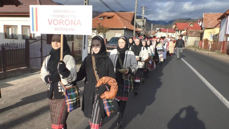 Festivalul Colindelor de la Moroeni: Tradițiile românești, în inima munților Bucegi Pentru al șaselea an, comuna Moroeni, situată la poalele munților Bucegi, a fost gazda unei sărbători deosebite