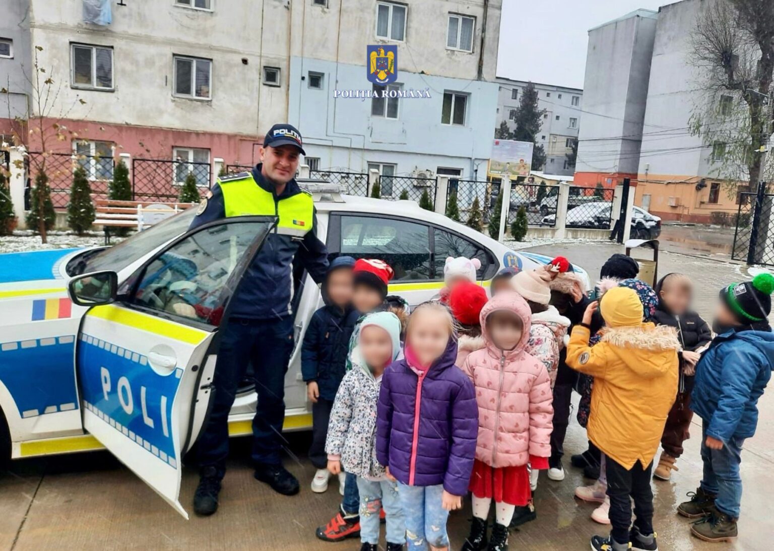 Polițiștii din cadrul Poliției Orașului Găești au adus un strop de învățătură și distracție pentru peste 250 de preșcolari de la Grădinița cu program prelungit „Inocența”