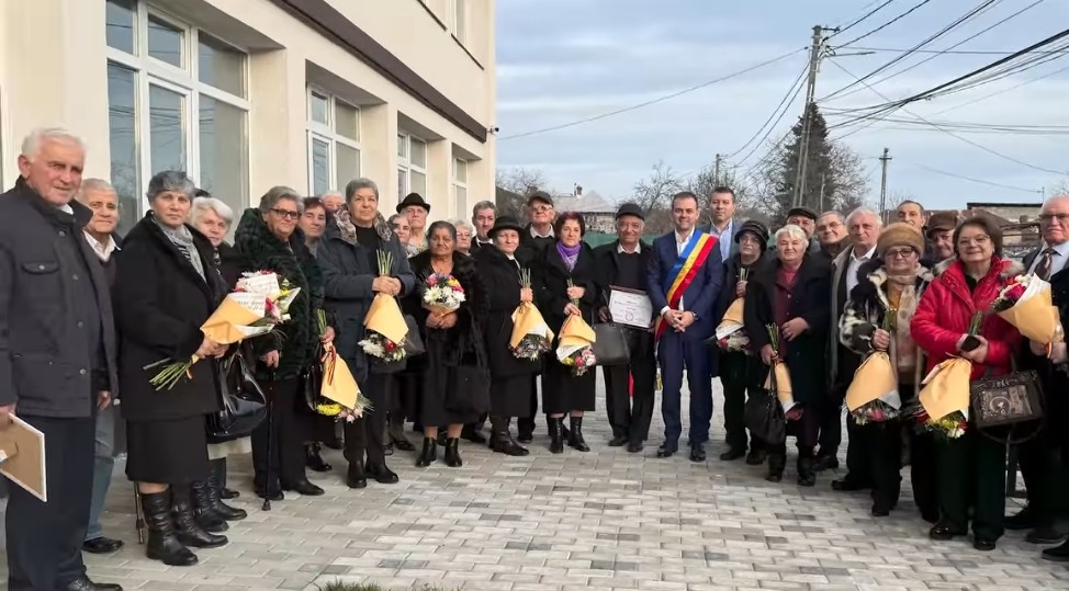 La Răzvad, 16 cupluri au fost sărbătorite într-un eveniment emoționant, marcând 50 de ani de căsnicie.