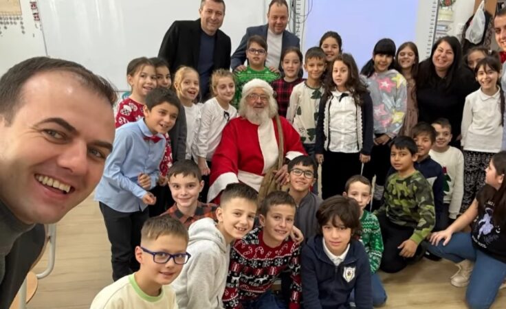 Moș Crăciun și spiriduşii au împărtășit magia sărbătorilor cu micuții din Răzvad.