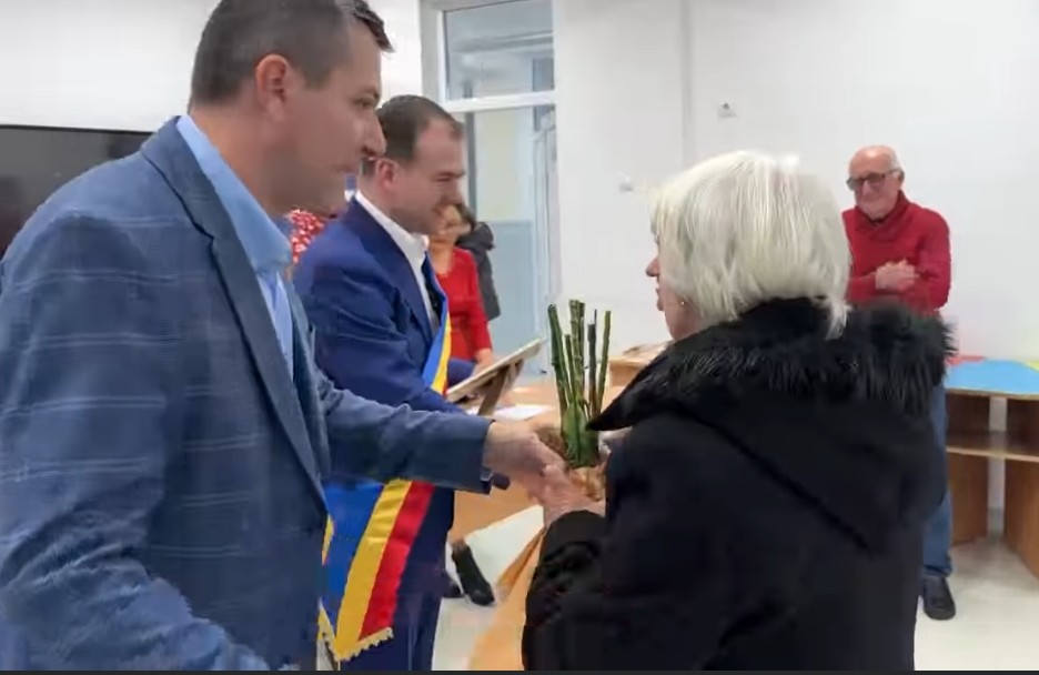 La Răzvad, 16 cupluri au fost sărbătorite într-un eveniment emoționant, marcând 50 de ani de căsnicie.