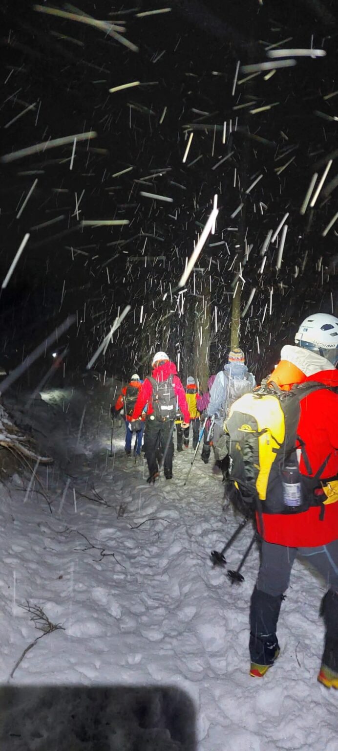 În noaptea de duminică spre luni, pe vârful Leaota din județul Dâmbovița, o echipă de salvamontiști a demonstrat un curaj ieșit din comun