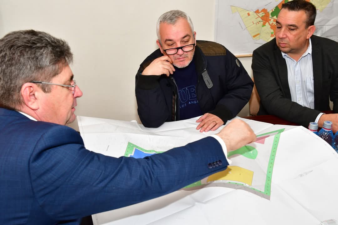 Ieri, primarul orașului Răcari, Marius Caravețeanu, a semnat oficial contractul de execuție lucrări pentru un proiect important