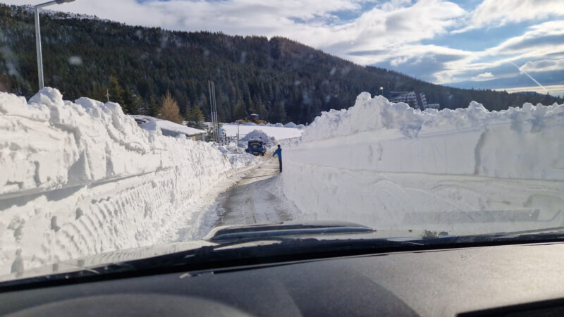 A fost viscol puternic în zona montană dâmbovițeană, troienele ating 2 metri înălțime În ultimele 48 de ore, zona montană dâmbovițeană a fost lovită de un viscol puternic, iar troienele formate au ajuns până la 2 metri în înălțime.