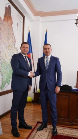 Dâmbovița devine un județ digital Consiliul Județean Dâmbovița anunță o revoluție digitală care va transforma viața locuitorilor săi. Județul Dâmbovița va deveni un model de succes