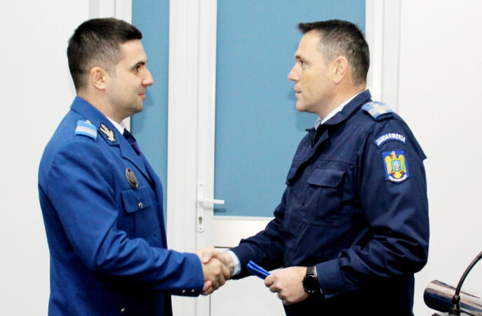 Într-o atmosferă încărcată de emoție și mândrie, 11 jandarmi din cadrul Jandarmeriei Dâmbovița au fost avansați în grad înainte