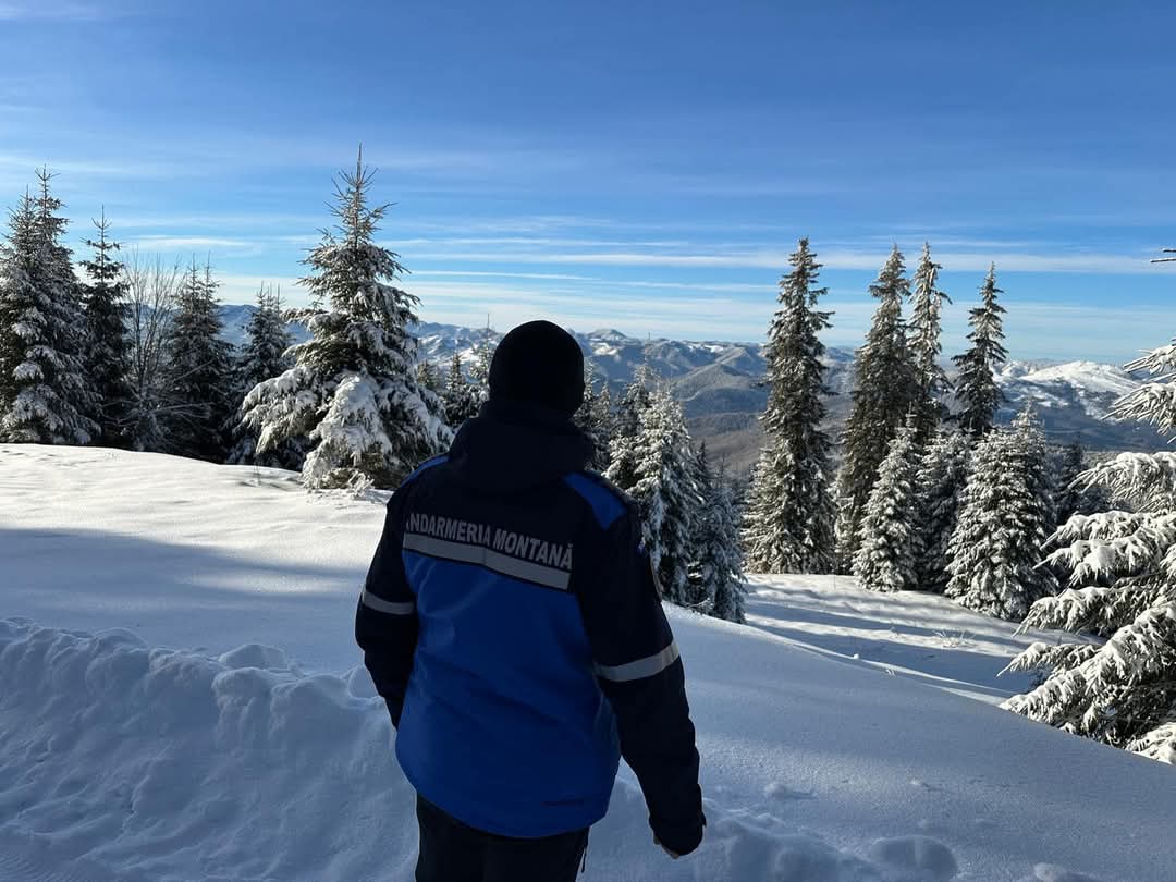 Iarna transformă masivul dâmbovițean Bucegi într-un tărâm de poveste. Înfășurat într-un strat strălucitor de zăpadă