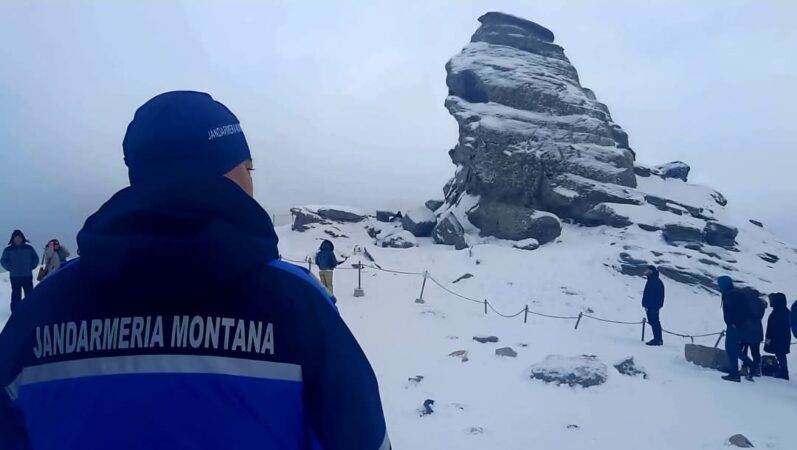 Sfaturi de la jandarmii montani pentru iubitorii de munte Iarna transformă masivul dâmbovițean Bucegi într-un tărâm de poveste. Înfășurat într-un strat strălucitor de zăpadă