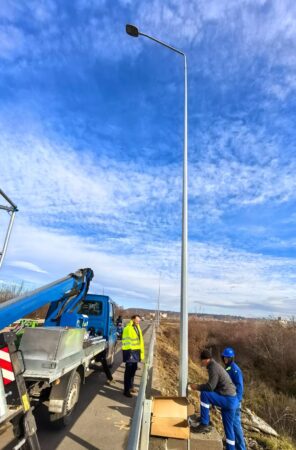 Noul sistem de iluminat public pe Bulevardul Eroilor din Târgoviște, un pas important pentru modernizarea orașului Primarul municipiului Târgoviște, Daniel Cristian Stan, a anunțat că lucrările la noul sistem de iluminat public de pe Bulevardul Eroilor