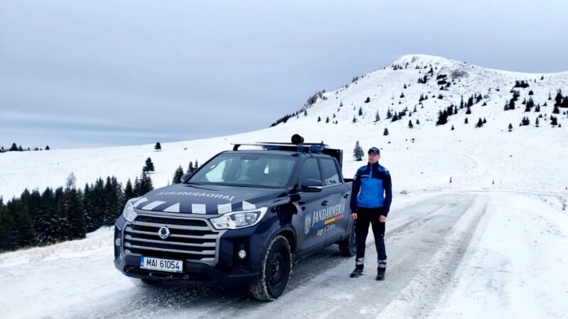 Siguranța ta în Munții Bucegi, prioritatea jandarmilor montani! Sezonul rece aduce cu sine peisaje spectaculoase în Munții Bucegi, dar și condiții dificile de drum și vreme. Pentru a te bucura în siguranță de frumusețile naturale ale zonei, jandarmii montani din Dâmbovița îți recomandă câteva măsuri esențiale înainte de a porni la drum.