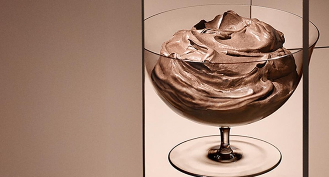 Institutul Pantone a dezvăluit cu mândrie nuanța vedetă a anului 2025 – PANTONE 17-1230 Mocha Mousse, un maro delicat
