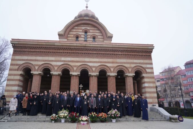 Mitropolitul Nifon a oferit distincții eparhiale personalităților din Dâmbovița cu ocazia jubileului de 25 de ani de arhipăstorire Mitropolitul Nifon a sărbătorit un moment deosebit în cadrul aniversării a 25 de ani de arhipăstorire, acordând distincții deosebite celor care au sprijinit activitatea
